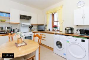 Kuchyň nebo kuchyňský kout v ubytování 2 Bed Cottage Sleeps 4-Pets Welcome-Private Garden