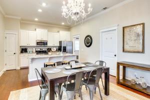 サバンナにあるChic Thomas Square Home in Walkable Location!のテーブルと椅子のあるキッチンとダイニングルーム