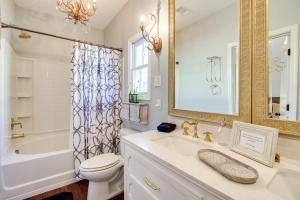 サバンナにあるChic Thomas Square Home in Walkable Location!の洗面台、浴槽、トイレを備えたバスルーム +21枚の写真