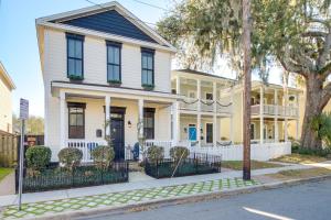 サバンナにあるChic Thomas Square Home in Walkable Location!の白柵白い家