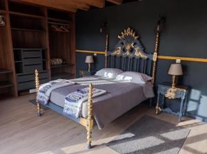 a bedroom with a king sized bed with blue walls at Casa do Vô Sousa in Pombal