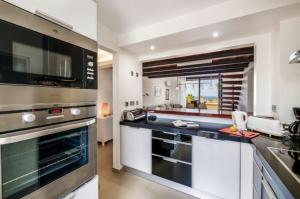 una cucina con un grande forno e un piano di lavoro di Mar Da Luz Apartment a Luz