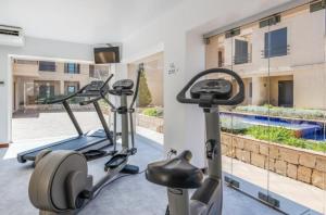 una palestra con due cyclette in un edificio di Mar Da Luz Apartment a Luz