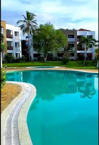 Stunning 2 Bed Room Unit with Ocean View内部或周边的泳池
