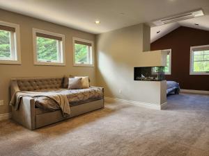 una camera da letto con un letto in una stanza con finestre di Hollywood Manor House a Woodinville