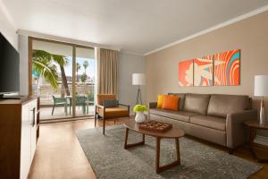 ein Wohnzimmer mit Sofa und Tisch in der Unterkunft Town and Country San Diego in San Diego + 29 Fotos