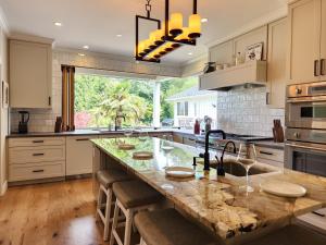 una cucina con un'ampia isola e un piano di lavoro di Hollywood Manor House a Woodinville Altre 7 foto