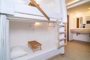 Kuchyň nebo kuchyňský kout v ubytování Digital Nomads Hotel & CoLiving