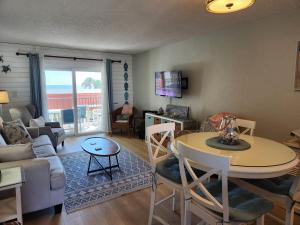 a living room with a table and a couch at 202 - Adorable 1 bedroom unit - sleeps 6 in Edgewater
