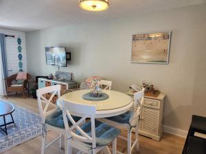 a dining room with a table and chairs at 202 - Adorable 1 bedroom unit - sleeps 6 in Edgewater
