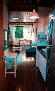 Nhà bếp/bếp nhỏ tại Maresias Beach House - Casas de alugueis em cond beira mar