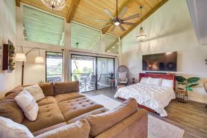 瓦克拉Chic Waikoloa Condo with Lanai and Complex Pools!的带沙发和床的客厅