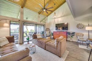 瓦克拉Chic Waikoloa Condo with Lanai and Complex Pools!的有两张沙发和一台电视的客厅
