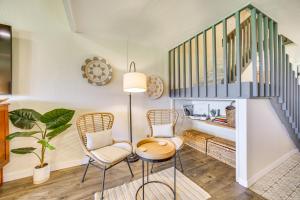 Chic Waikoloa Condo with Lanai and Complex Pools!的休息区