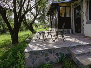 un portico con tavolo e panca di Casa din sat a Marginea Pădurii