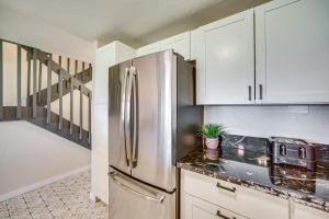 Chic Waikoloa Condo with Lanai and Complex Pools!的厨房或小厨房