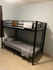 Postel nebo postele na pokoji v ubytování Beds & Sheets DOWNTOWN