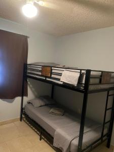 Postel nebo postele na pokoji v ubytování Beds & Sheets DOWNTOWN