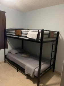 Postel nebo postele na pokoji v ubytování Beds & Sheets DOWNTOWN