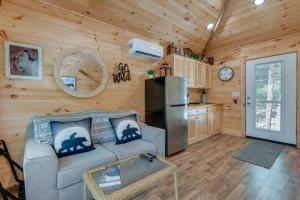 Η κουζίνα ή μικρή κουζίνα στο Cosby Wilderness Cabin Studio with Fire Pit