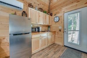 Η κουζίνα ή μικρή κουζίνα στο Cosby Wilderness Cabin Studio with Fire Pit +16 φωτογραφίες