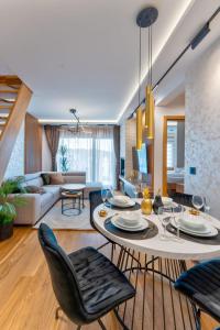 ein Wohnzimmer mit Tisch und Stühlen in der Unterkunft Pino Silvestre SPA 19 in Zlatibor