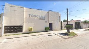 奥夫雷贡城Toscana Suites的一栋建筑侧面有 tysoneyes 标志