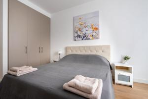 una camera da letto con un letto grande con due asciugamani sopra di Terra river view a Sajmište