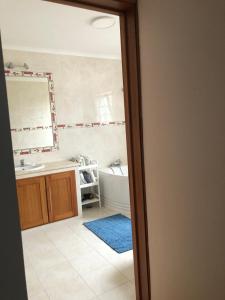 ein Badezimmer mit Badewanne und Waschbecken in der Unterkunft Casa da Fajã in Ponta Delgada