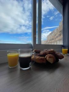 ein Tisch mit einer Tasse Kaffee und einem Teller Brot in der Unterkunft Capstay studio Barcarès in Le Barcarès