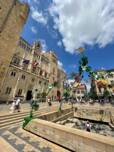 ein großes Gebäude mit einem Brunnen davor in der Unterkunft Capstay studio Barcarès in Le Barcarès