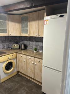 Η κουζίνα ή μικρή κουζίνα στο Apartamentos Mayte +40 φωτογραφίες