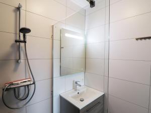 un bagno bianco con lavandino e doccia di Family-Friendly Villa in Leons a Leons Altre 32 foto