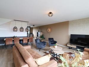 un soggiorno con divano e sala da pranzo di Family-Friendly Villa in Leons a Leons