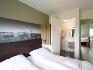 una camera da letto con un letto e un quadro sul muro di Family-Friendly Villa in Leons a Leons