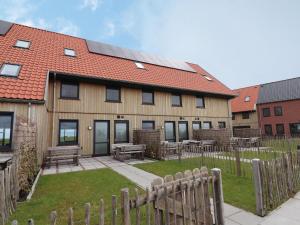 un edificio con pannelli solari sul tetto di Family-Friendly Villa in Leons a Leons