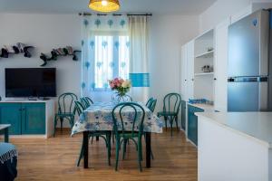 Kuchyňa alebo kuchynka v ubytovaní VILLA RAFAEL CON Piscina, IUN P4098