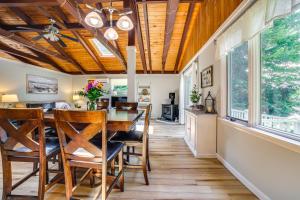 une salle à manger et une cuisine avec des plafonds en bois et une table dans l'établissement Breathtaking Newbury Cottage with Deck on Chalk Pond, à Newbury 24 autres photos