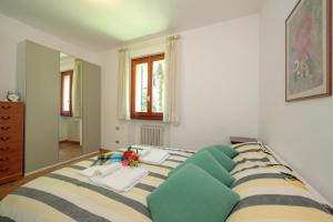 een slaapkamer met een groot bed in een kamer bij Bella Menaggio Terrazzo in Menaggio