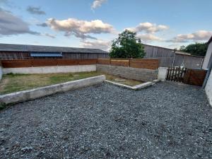 a backyard with a fence and a gravel yard at Entre Tours et Loches in Tauxigny