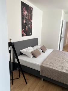 sypialnia z łóżkiem i obrazem na ścianie w obiekcie 2 bedroom apartment on ground floor in Blankenberge Vrijheidstraat 3 w mieście Blankenberge