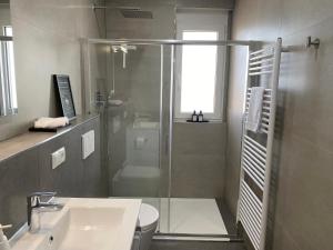 ein Badezimmer mit Dusche, Toilette und Waschbecken in der Unterkunft Little Penthouse in Waldbüttelbrunn + 17 Fotos