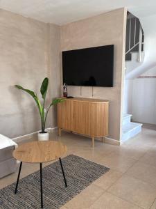 TV a/nebo společenská místnost v ubytování Playa de Miramar - 3 Min Walk to the Beach, Family-Friendly, Near Gandia + 27 fotografií