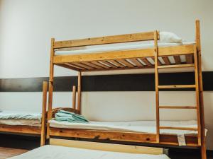 Poschodová posteľ alebo postele v izbe v ubytovaní Noclegi na Słowackiego 6