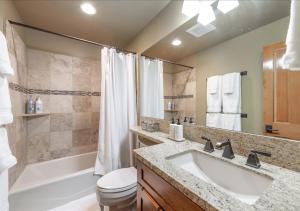 Koupelna v ubytování Cozy Northstar Village Condo Walk to Lifts 2 Full BA Excellent Location