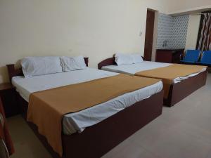 グルヴァイアールにあるAdhithya Apartmentsの部屋に並んで置かれた2つのベッド