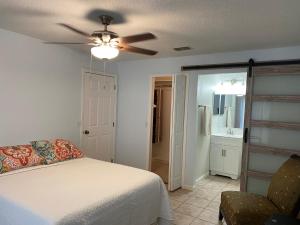 ein Schlafzimmer mit einem Bett und einem Deckenventilator in der Unterkunft - Spacious Master Room with Private Bathroom near UCF, Hospital & Shopping in Orlando + 3 Fotos