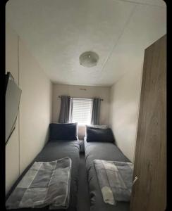 Ένα ή περισσότερα κρεβάτια σε δωμάτιο στο Modern caravan elm crescent Lyons robin hood