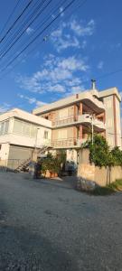 Το κτήριο όπου στεγάζεται  το διαμέρισμα