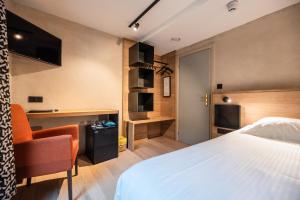 TV a/nebo společenská místnost v ubytování Hostellerie La Claire Fontaine, Logis hôtels & Spa